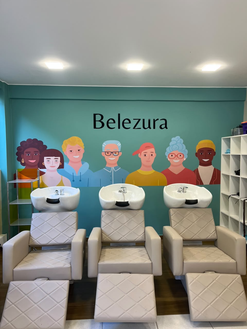 Interior do Belezura, salão de beleza do Lar Abrigo Amor a Jesus, com cadeiras de lavagem e mural inclusivo